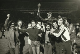 José Maria Pedroto, em ombros; Simões, Vítor Hugo, Gomes, Oliveira, Gabriel, "Teixeirinha", Rodolfo