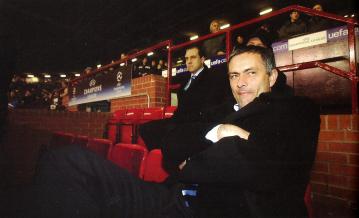 José Mourinho, 1º plano; Nelson Puga, 2º plano